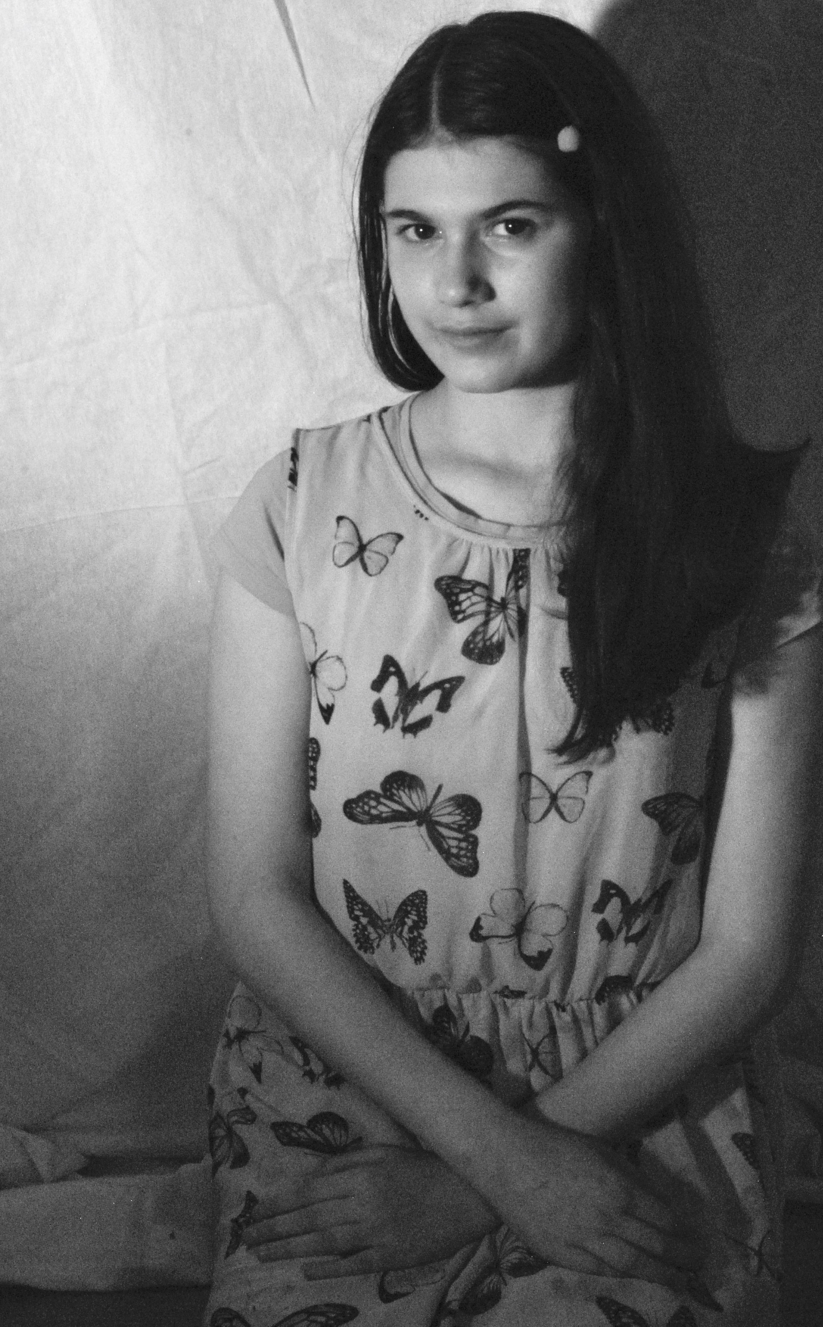 portrait-YAEL-B&amp;W-vestido-mariposas-2