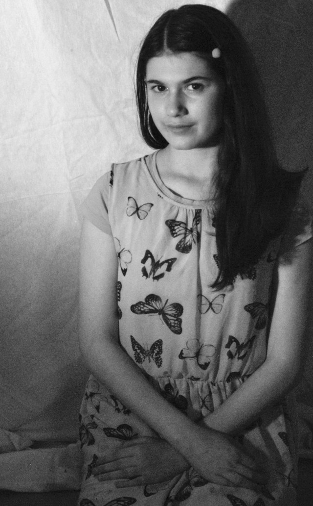 portrait-YAEL-B&amp;W-vestido-mariposas-2